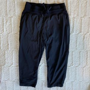 Lululemon Jogger Crops. Black. Size 6.